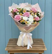 Букет цветов из:  Гвоздики, Орхидеи и Розы в Алупке