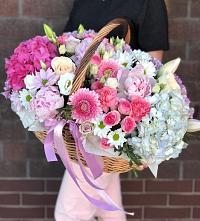 Цветочная композиция из Розы, Хризантемы, Пионы и Лизиантусы в корзине в Алупке
