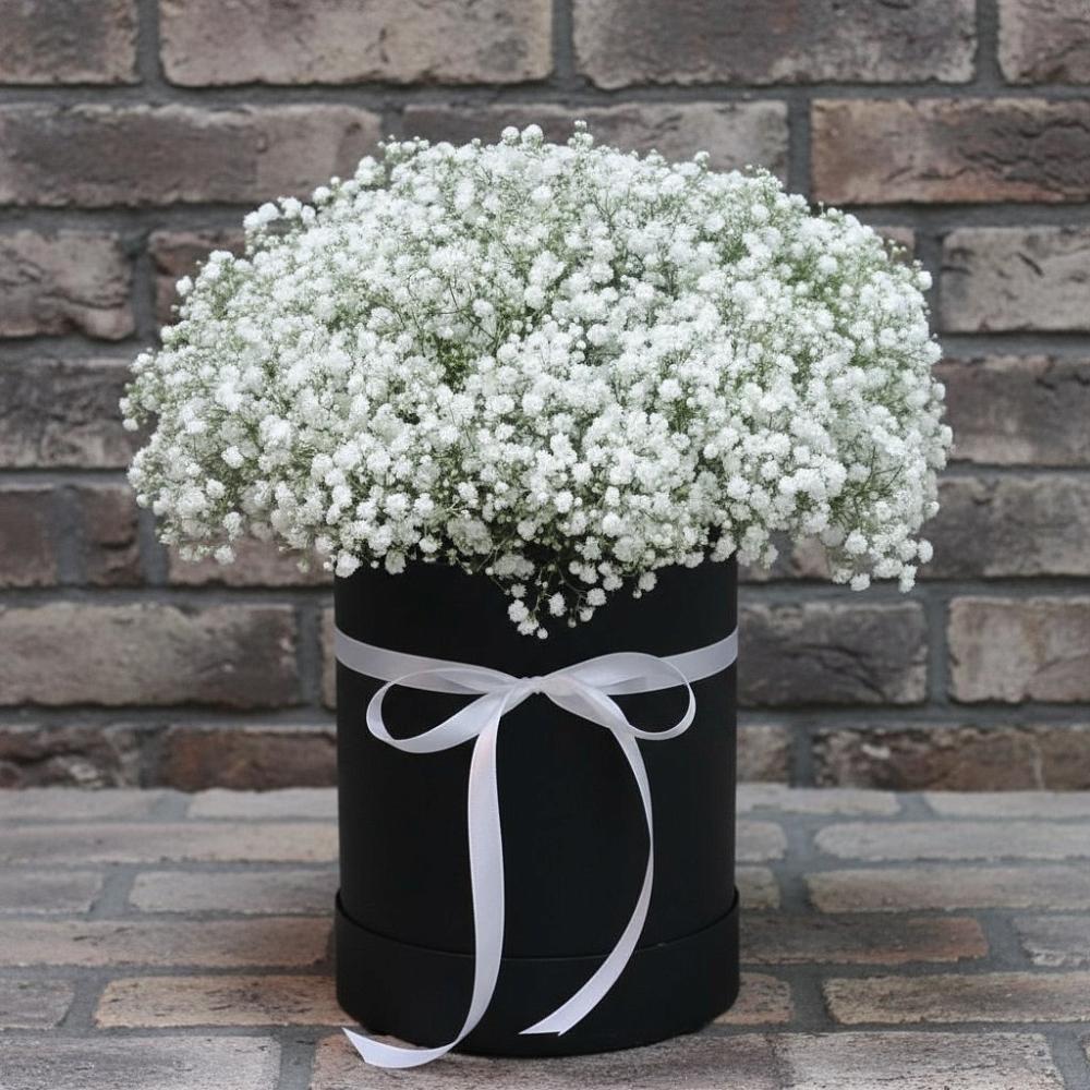 Цветочная композиция из Гипсофила в шляпной коробке в Алупке