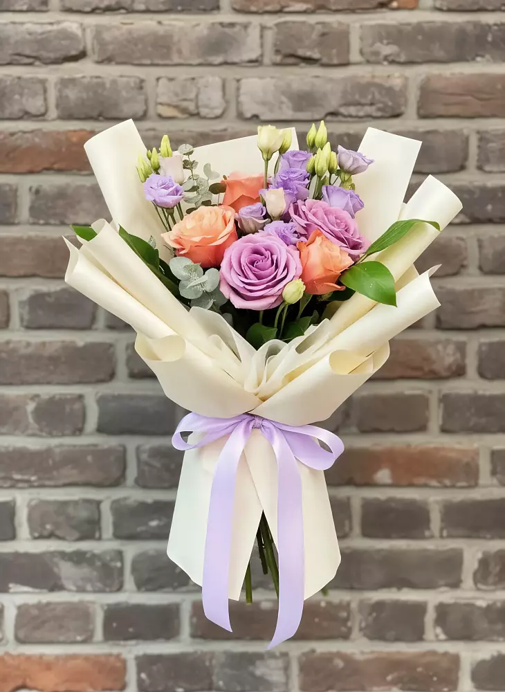 Букет цветов из: Лизиантусы и Розы в Алупке