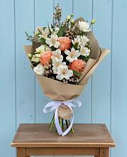 Букет цветов из:  Альстромерии, Лизиантусы, Розы и Хризантемы в Алупке