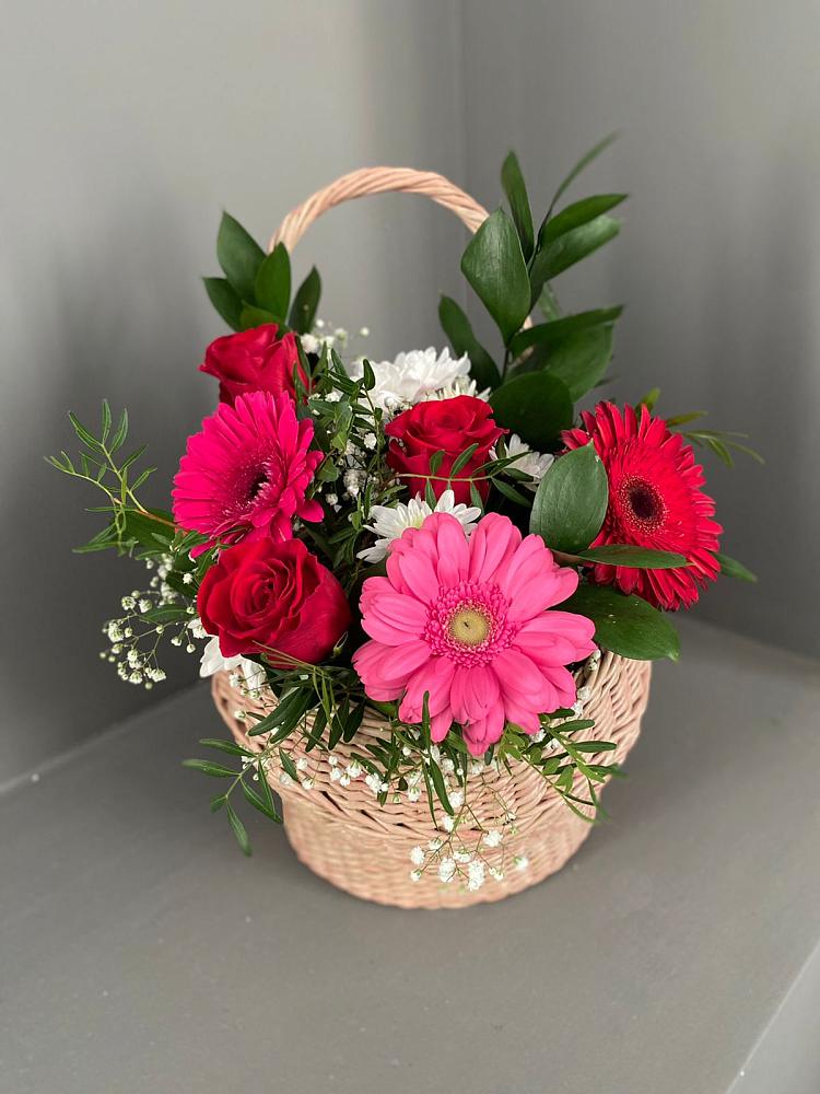Цветочная композиция из Розы, Хризантемы и Герберы в корзине в Алупке