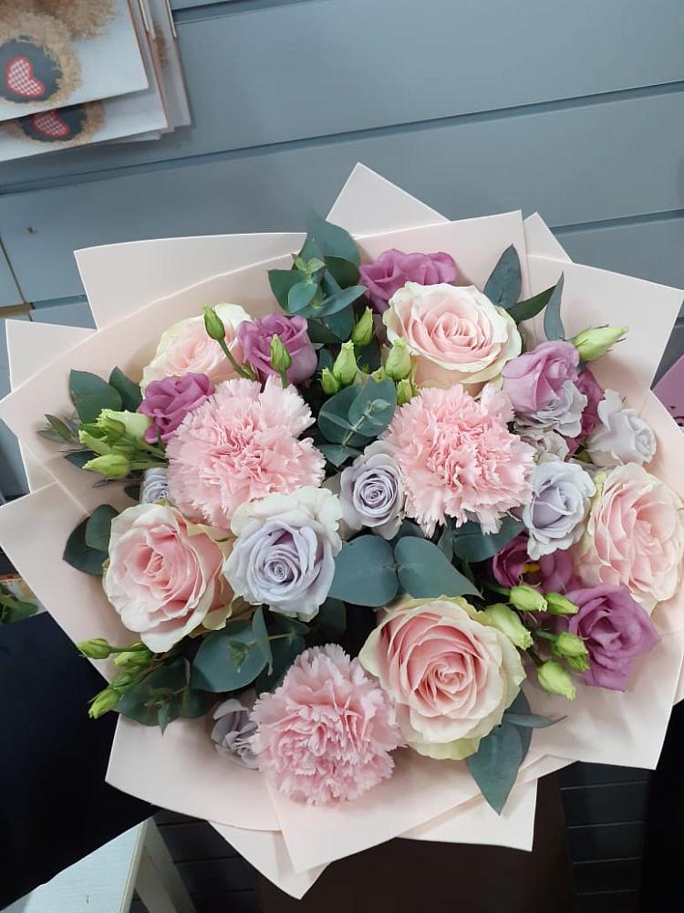 Букет цветов из: Розы, Гвоздики и Лизиантусы в Алупке