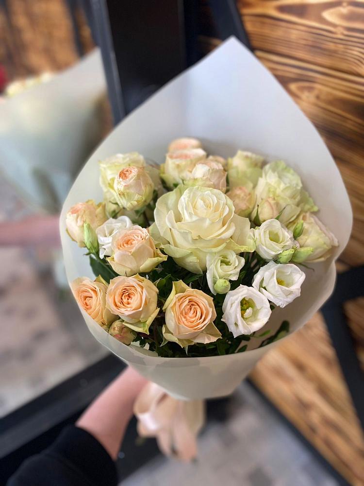 Букет цветов из: Розы и Лизиантусы в Алупке